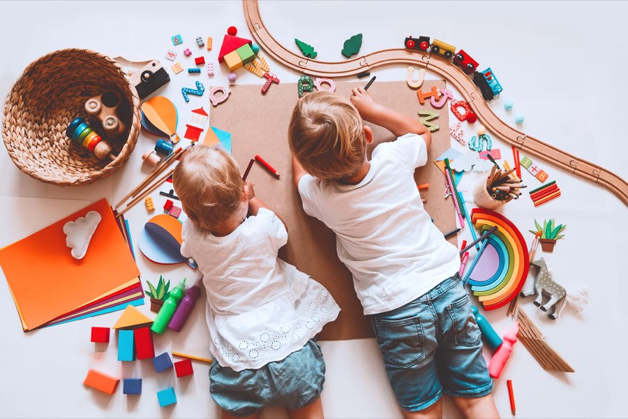 Jeunes enfants dessinant ensemble