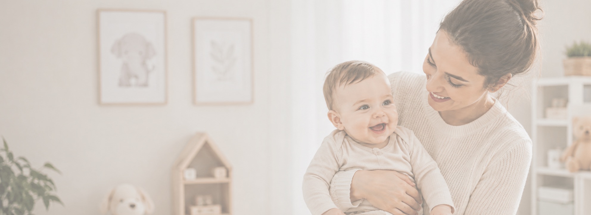 Maman souriante avec son bébé rieur dans une chambre douce
