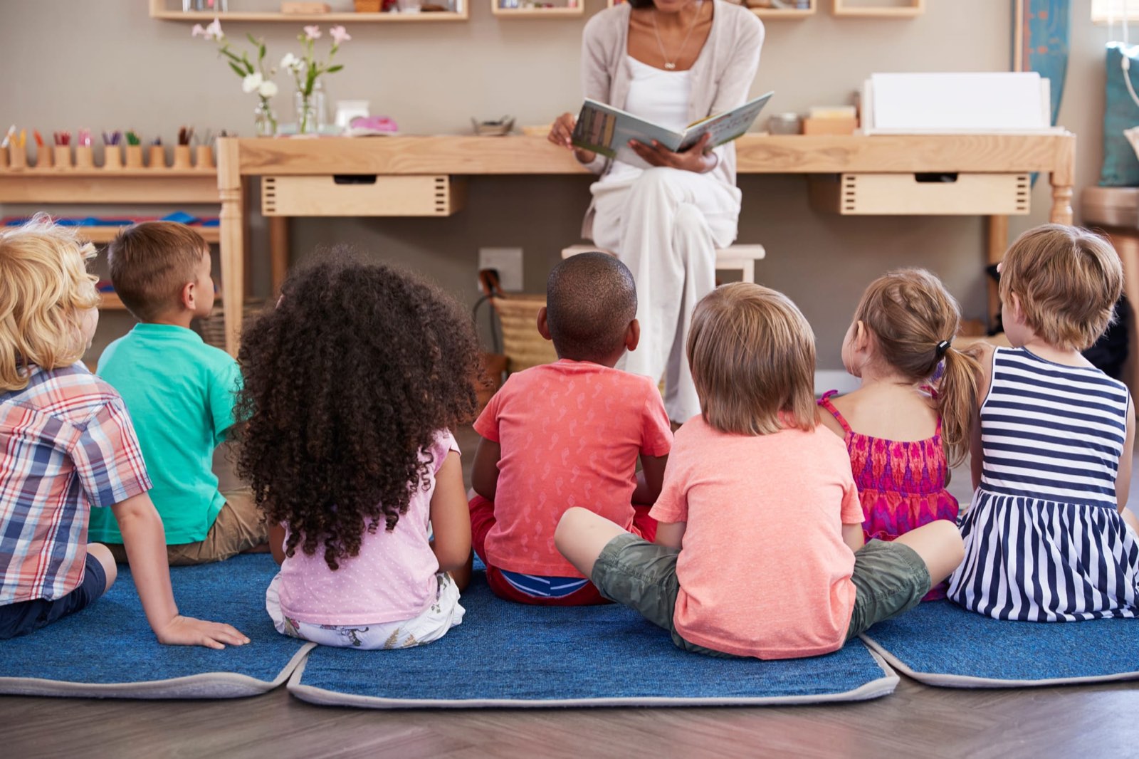 Éducatrice Montessori avec un groupe d'enfants