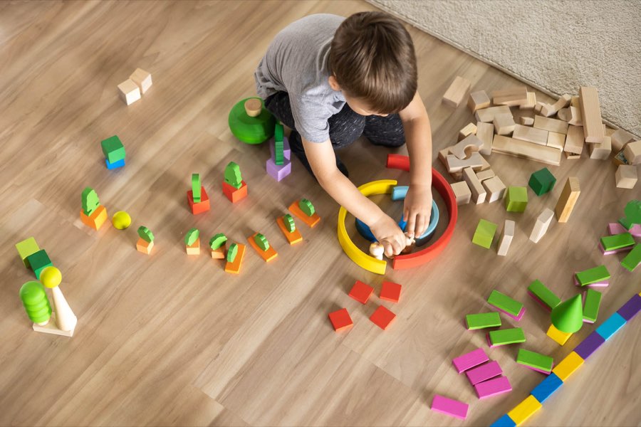 Enfant construisant avec des blocs en bois