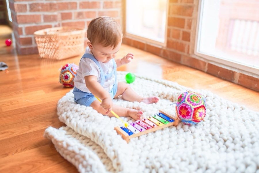 Bébé jouant avec un xylophone