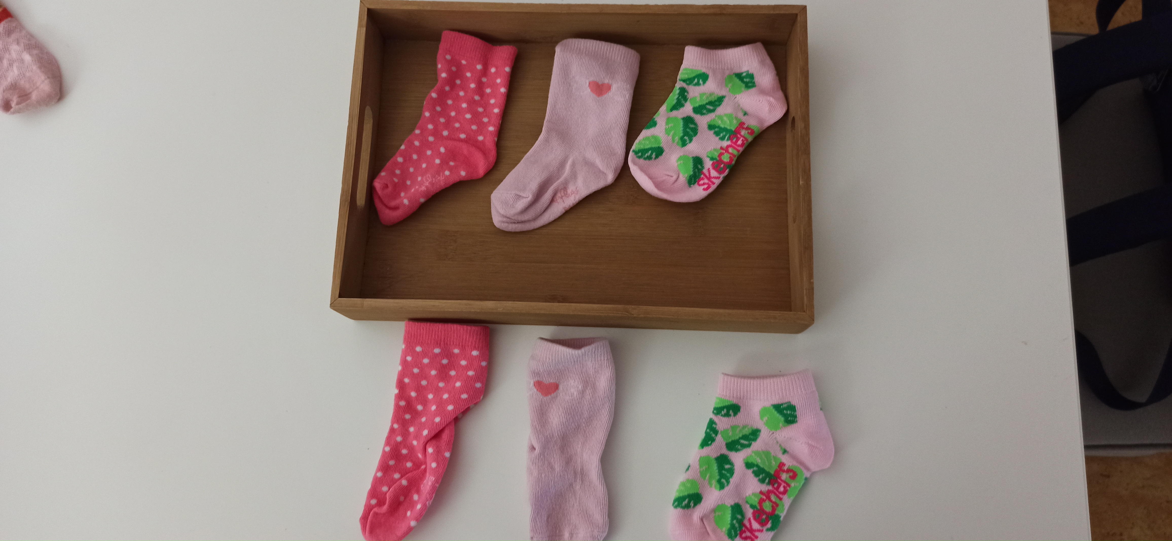 Différentes paires de chaussettes à associer, un premier pas vers la lecture !