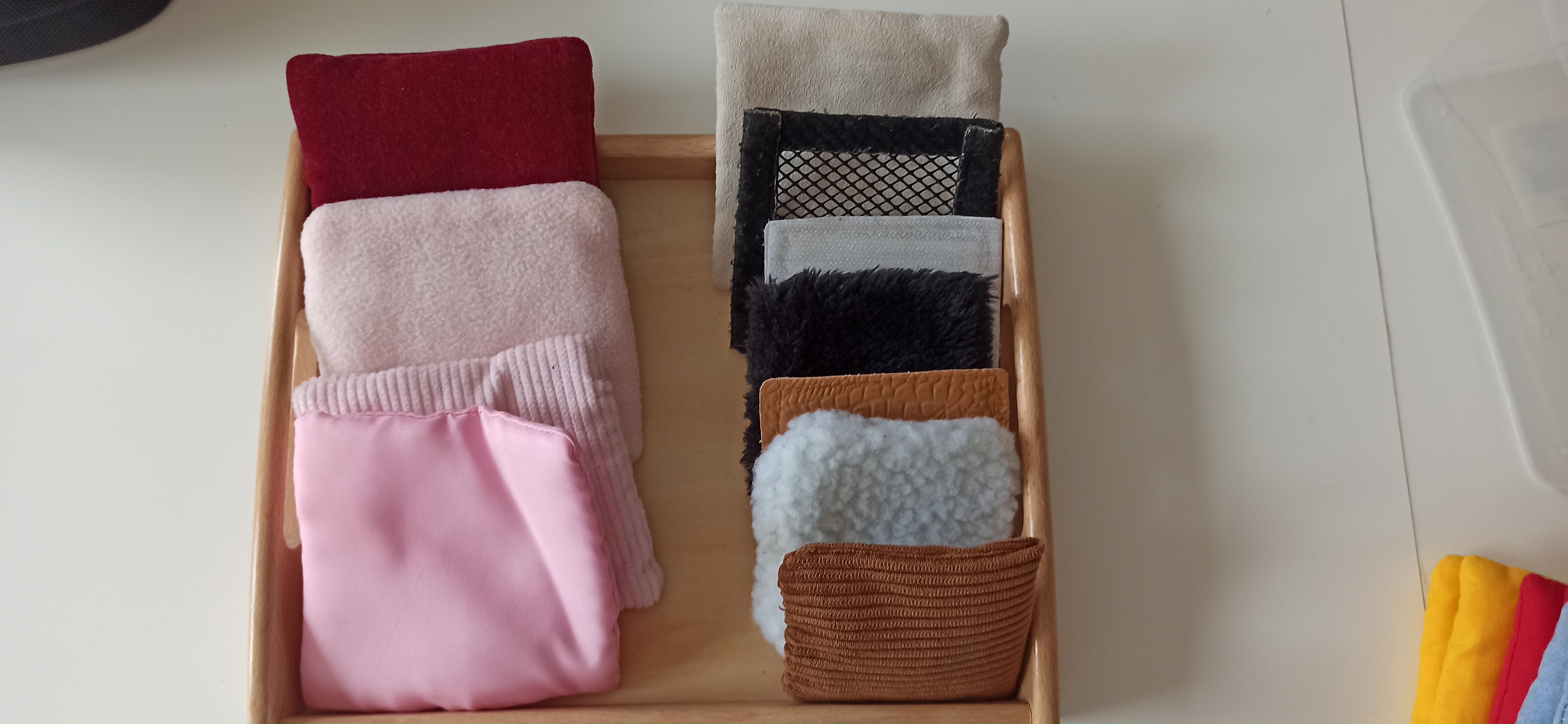 Doux, lisse, texturé, souple, granuleux : l'enfant touche, presse, compare et explore à son rythme