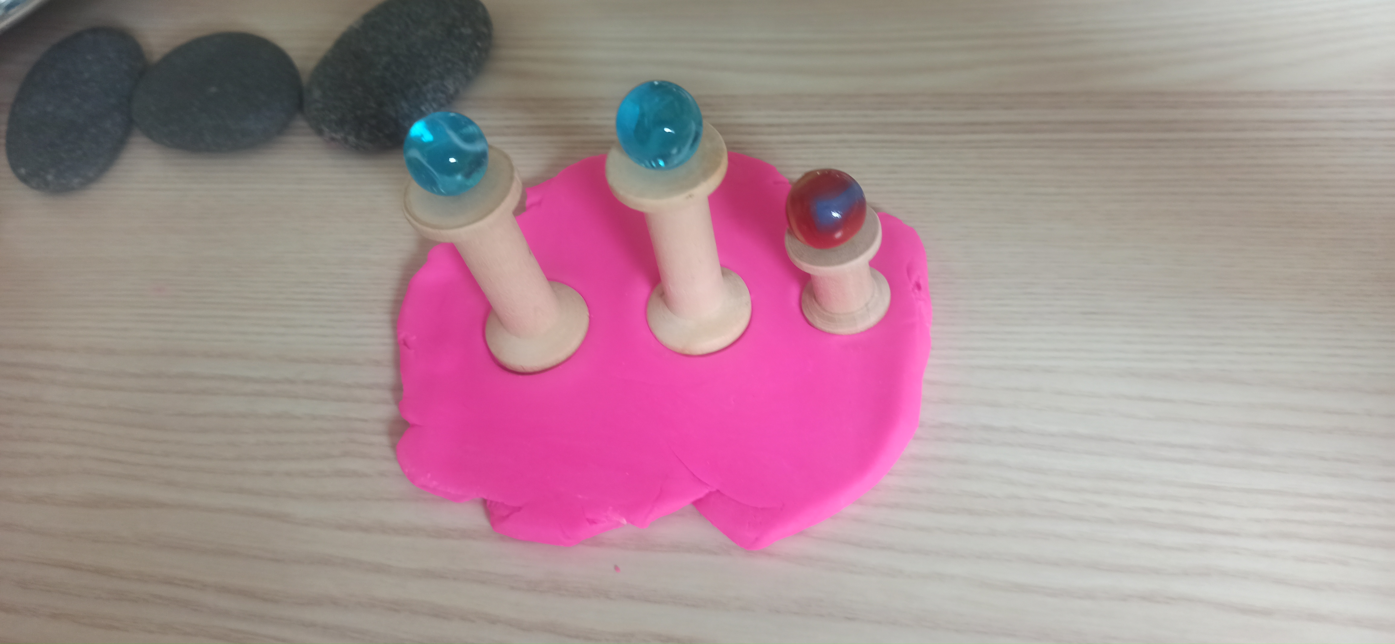Un plateau préparé pour les loose parts