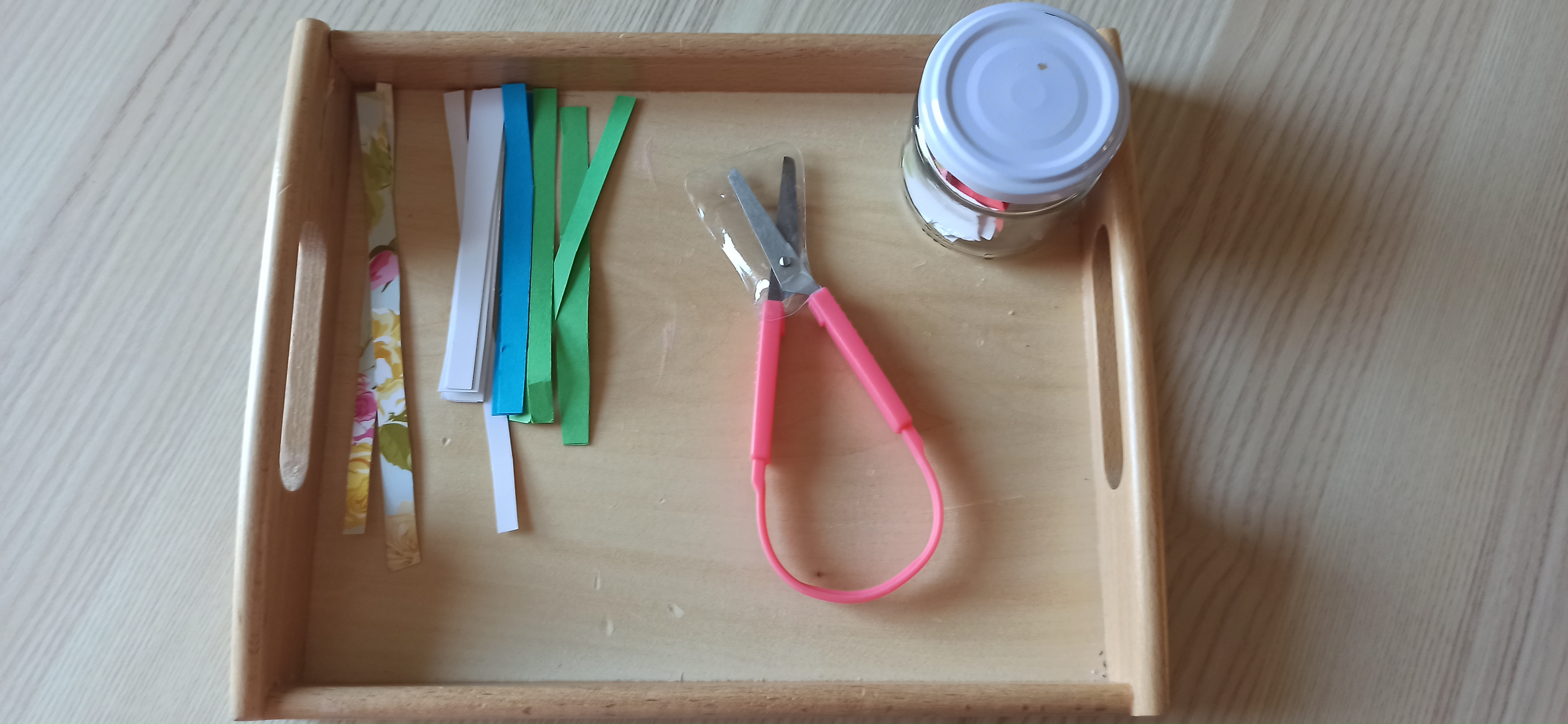 Un plateau 'découper des bandes' avec des ciseaux pince ! facile et génial ! Sur ce plateau, je propose des bandes de papier très fines faciles à saisir et à découper
