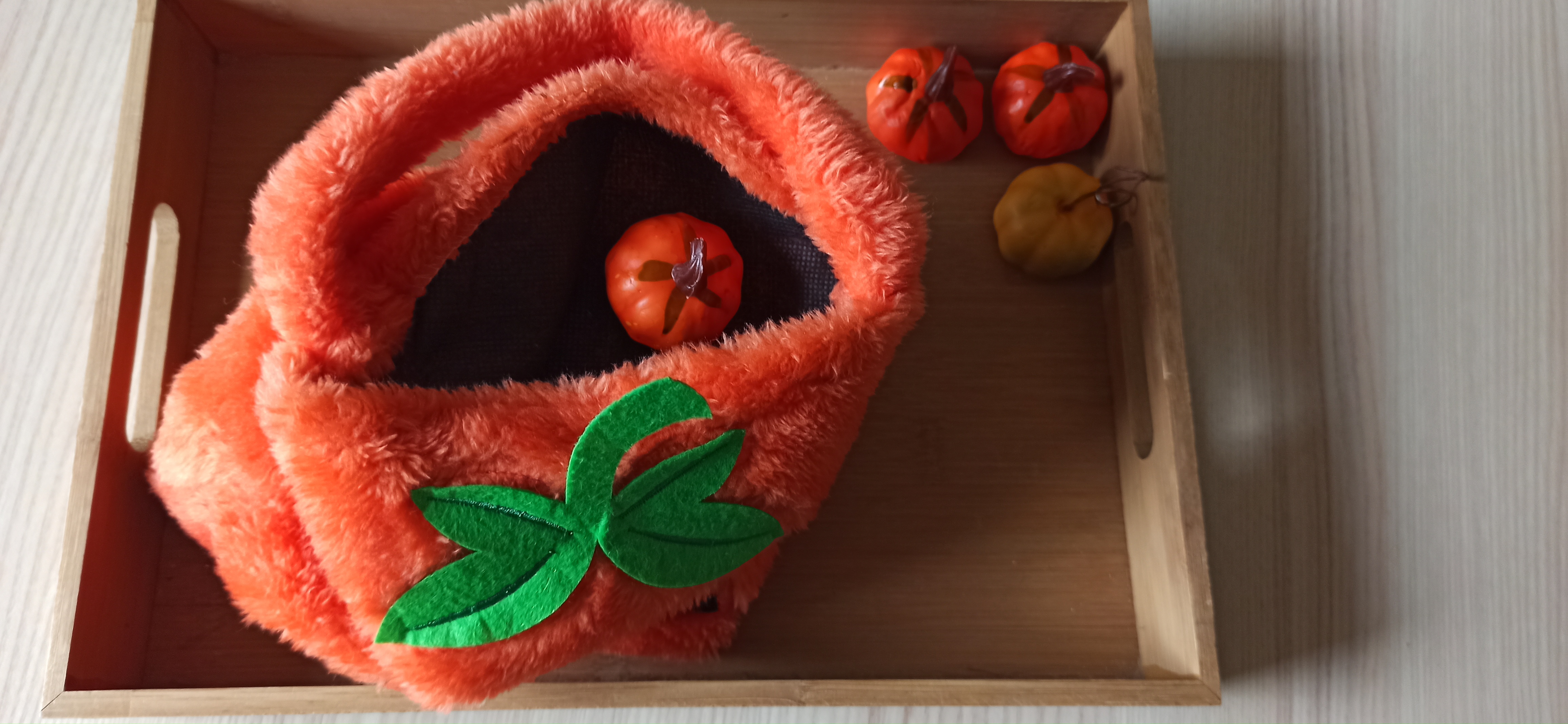 bébé vide et remplit le sac de petites citrouilles !