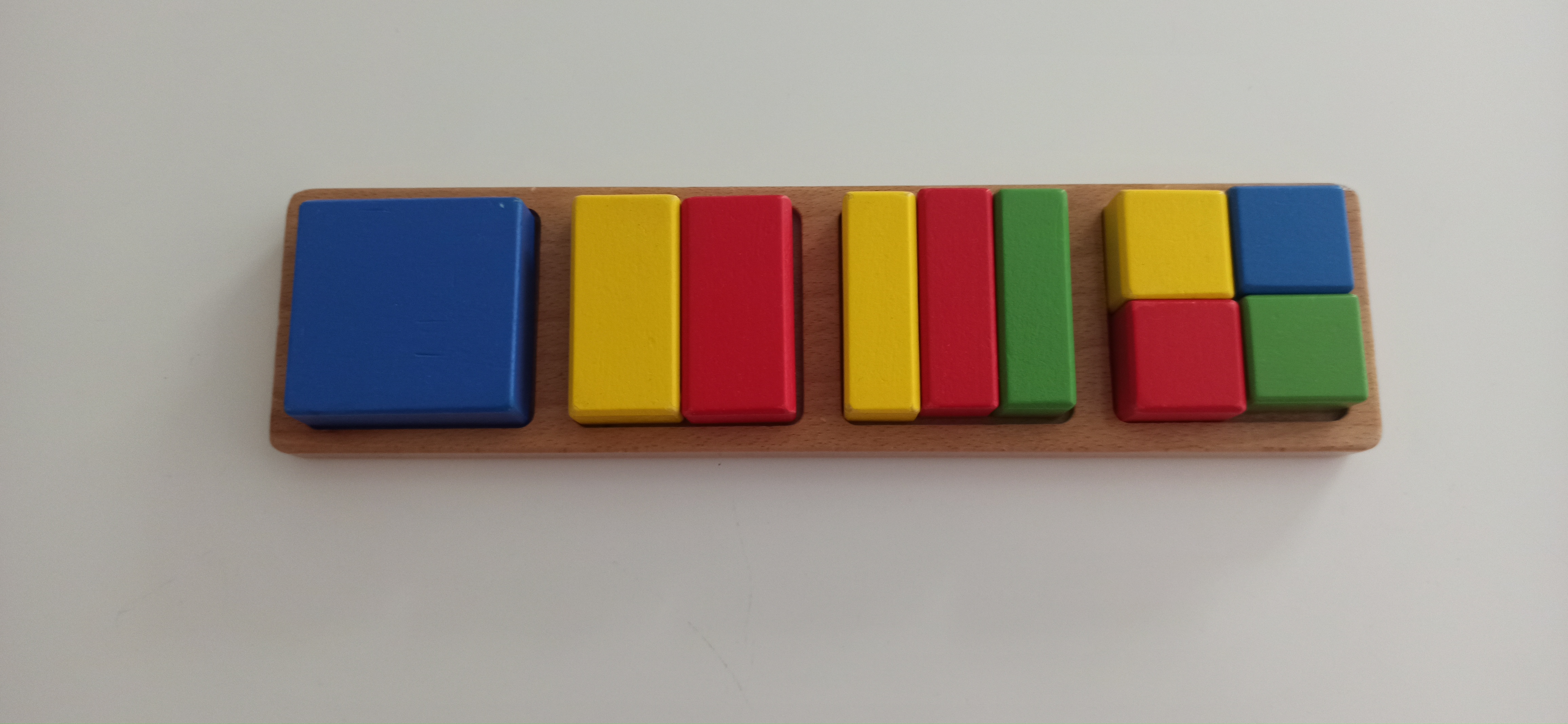 le jeu d'encastrement, un des grands verbes Montessori