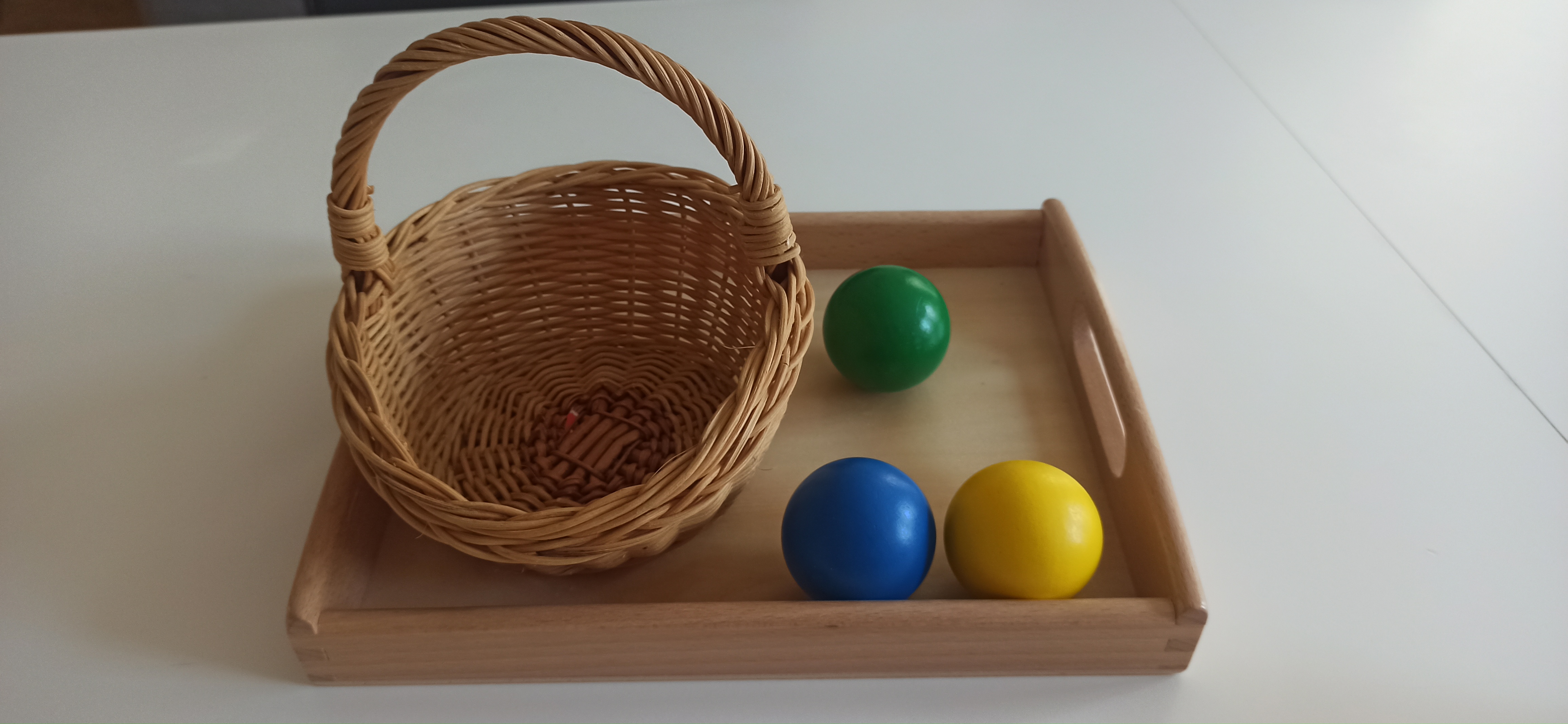 Bébé vide et remplit son petit panier